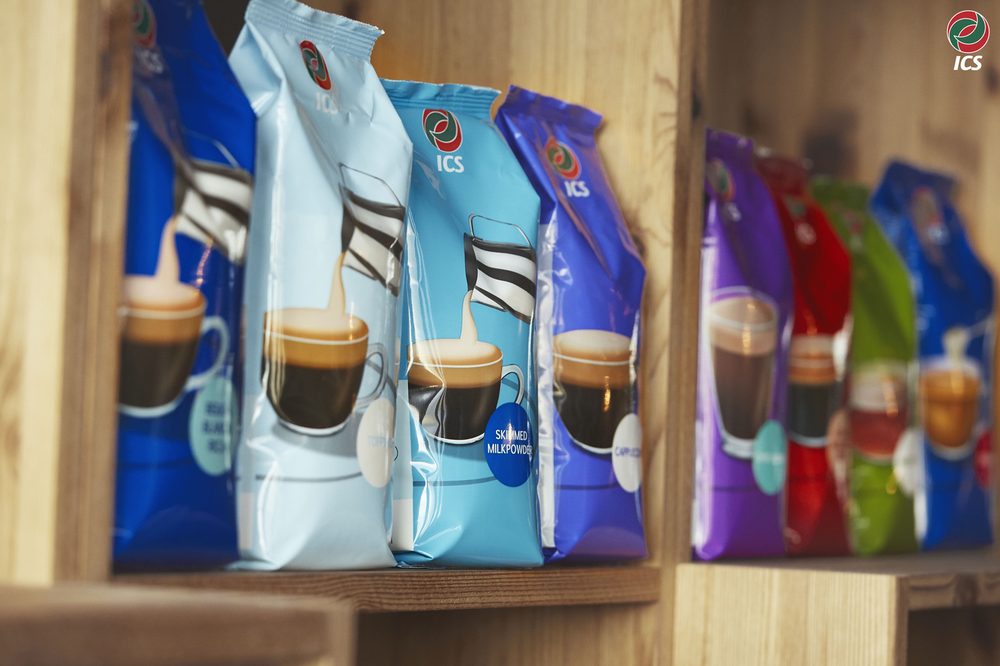 Vrećice instant kafe i pripravaka za vending aparate na policama skladišta